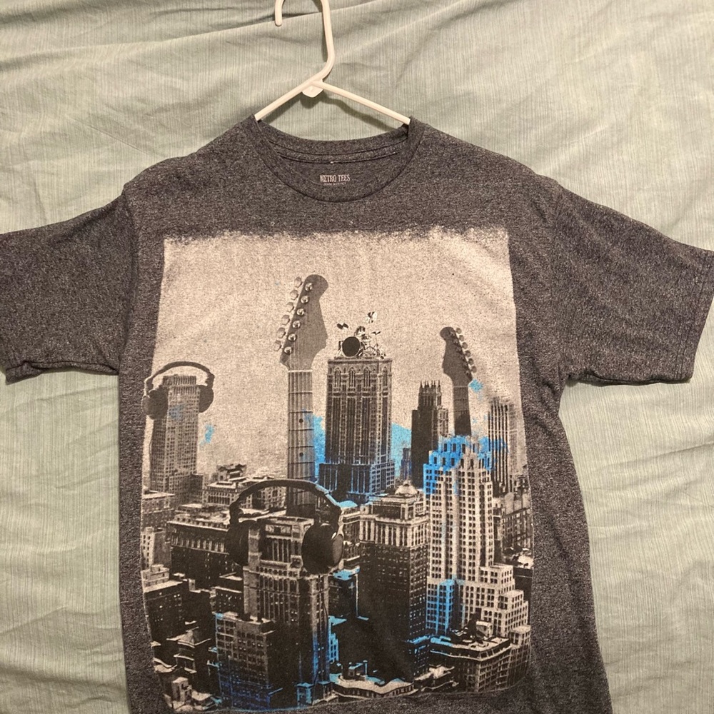 Metro Tees UnisexT-shirt - with Guitars/Cityscape -gray short sleeve - Size MED.
